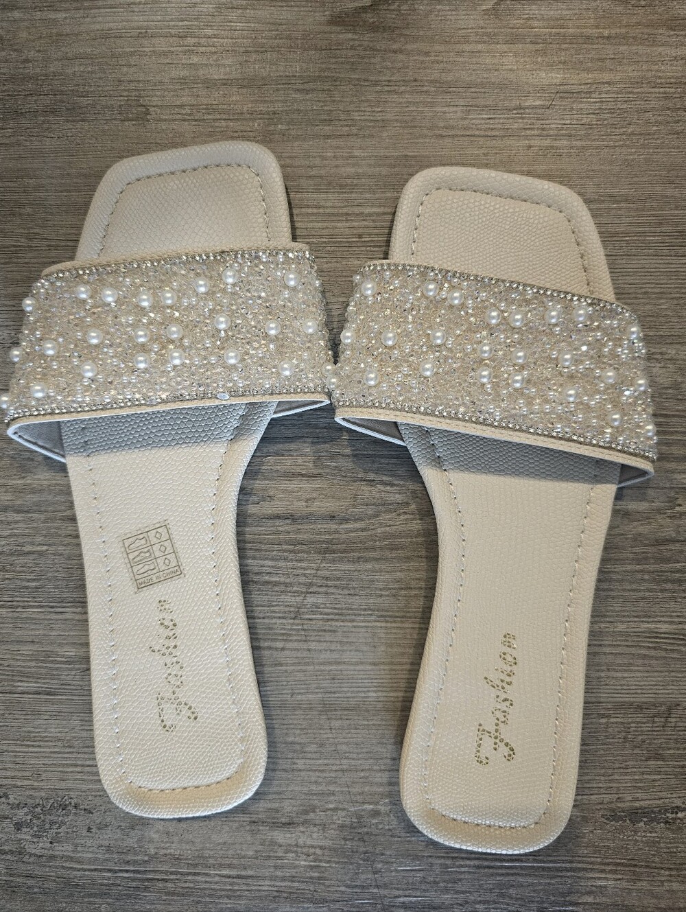 Beautiful Beige/Tan Sandals With Elegant Pearls & Crystals. Size 9 Wide.